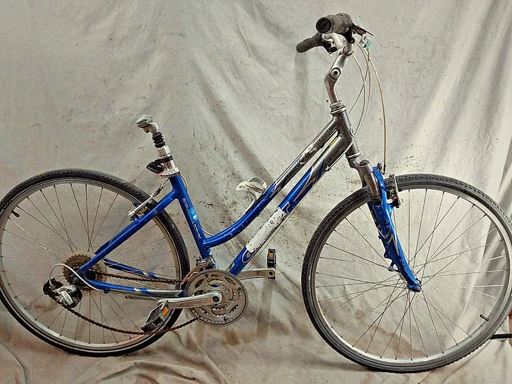 2010 Giant Cypress Comfort Hybrid Bike 17" Medium Suspension Grip 21 speed!