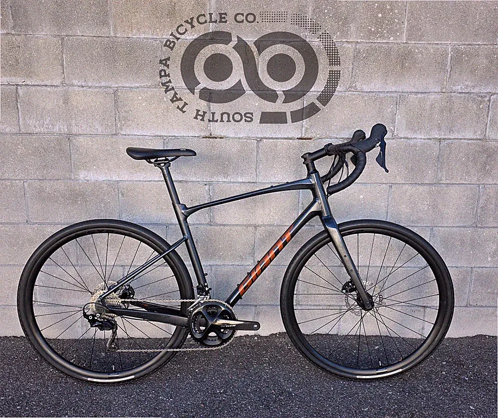 2024 Giant Revolt Gravel Bike (LARGE) Shimano 105