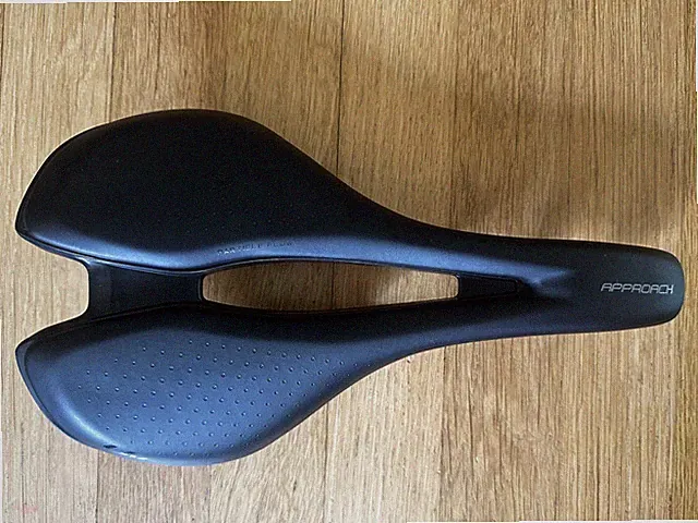 GIANT Approach Road Bike Saddle Partical Flow Cut Out
