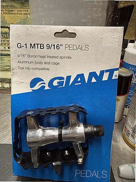 Giant G-1 MTB 9/16" Pedals in their original packaging.