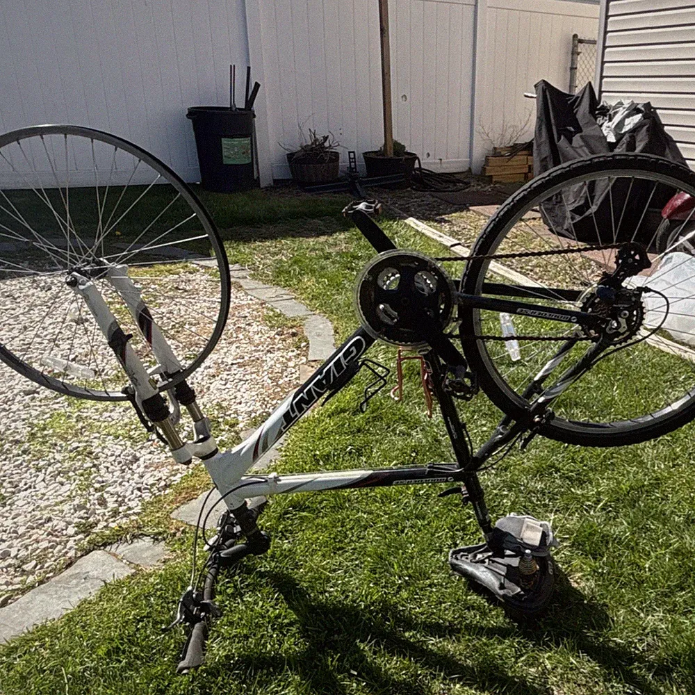 Giant Hybrid Bike 700C Black White