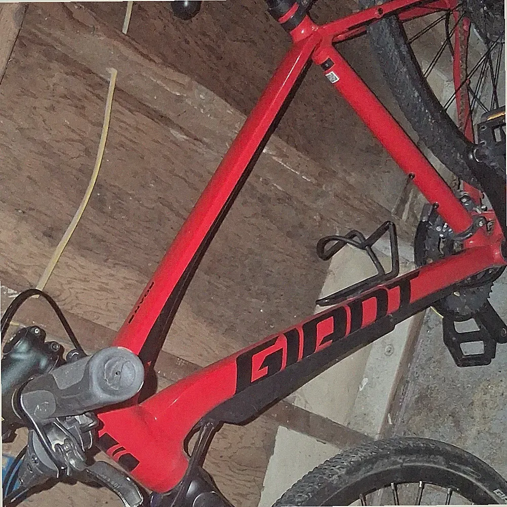 Giant Hybrid Bike Red/Black 700C Front Suspension Disc Brakes Aluminum Frame