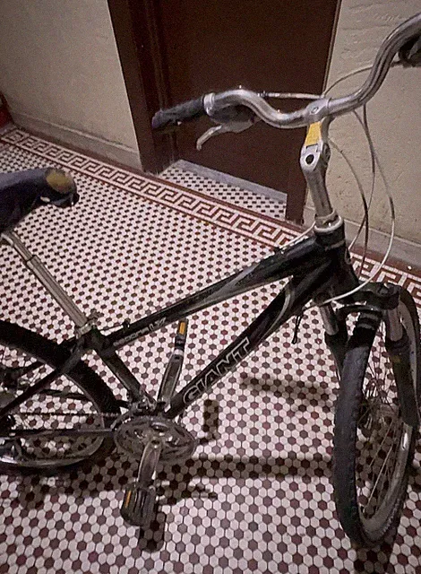 Giant Sedona Hybrid Bike 26 in Wheels Front Suspension 20 in Frame Black