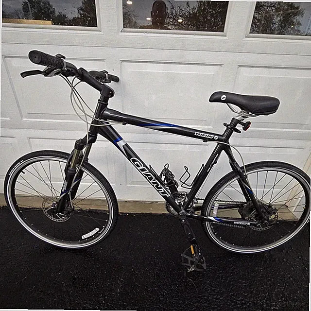 GIANT yukon Bike 21" , double disc brakes , skinny tires, front suspension