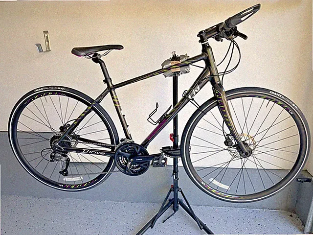 MINT CONDITION!! Liv Thrive By Giant - 2018 - Charcoal - Medium - Flat Bar Bike