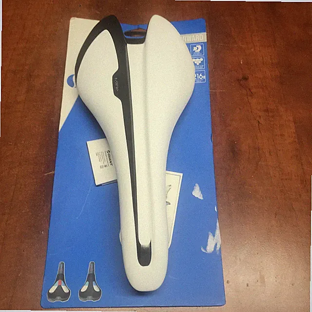 New Giant Contact SL Forward Seat White Medium Width Medium Padding 28 x 14 cm