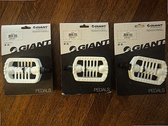 New Lot of Three (3) GIANT BICYCLE 1/2" Juvenile Pedals • White • 67021